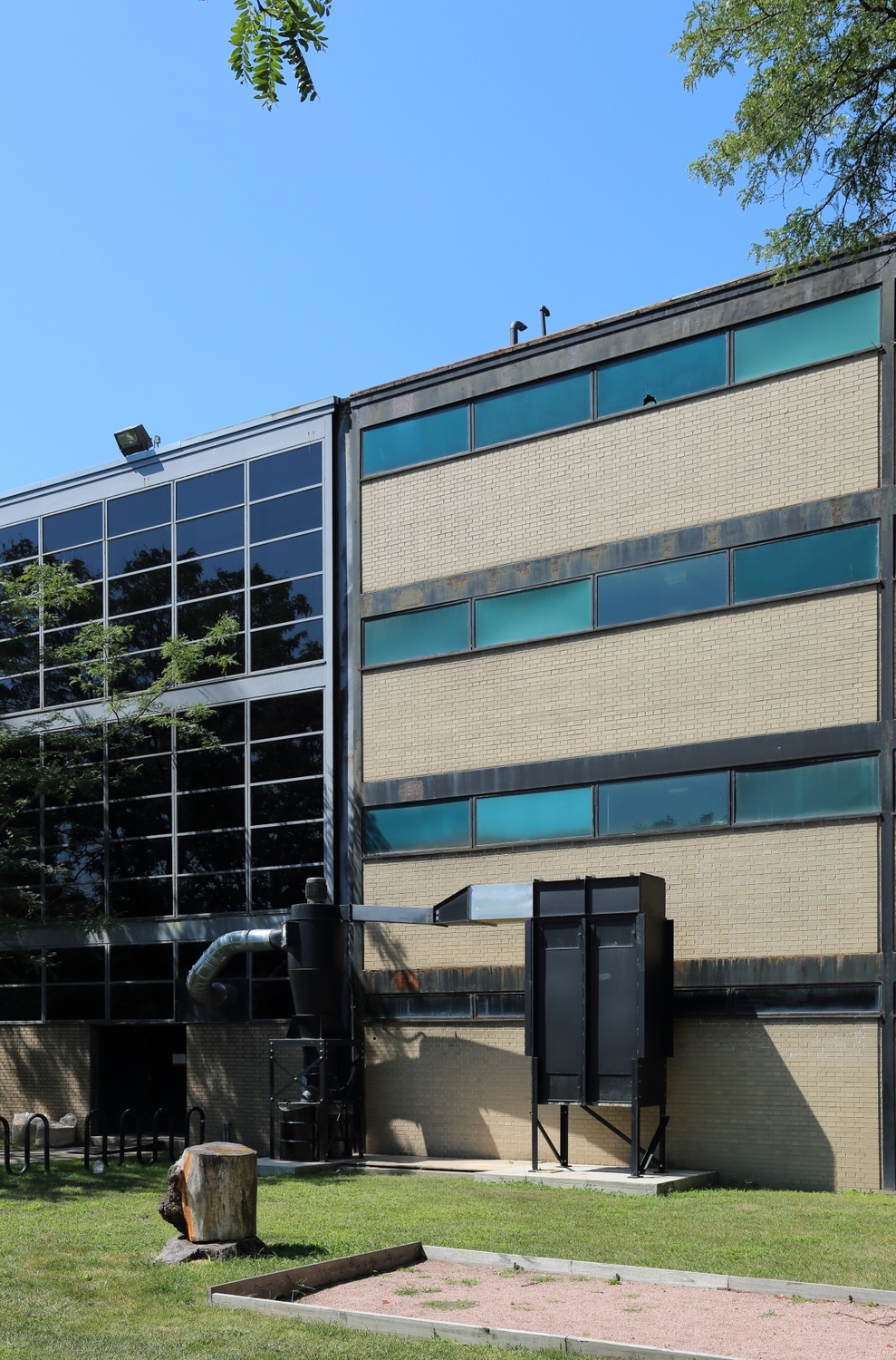 The seam between the original Metals Research Building and the 1958 addition